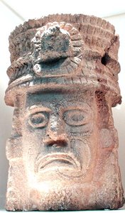 Figuur met een gevederde hoed, 500-800 AD